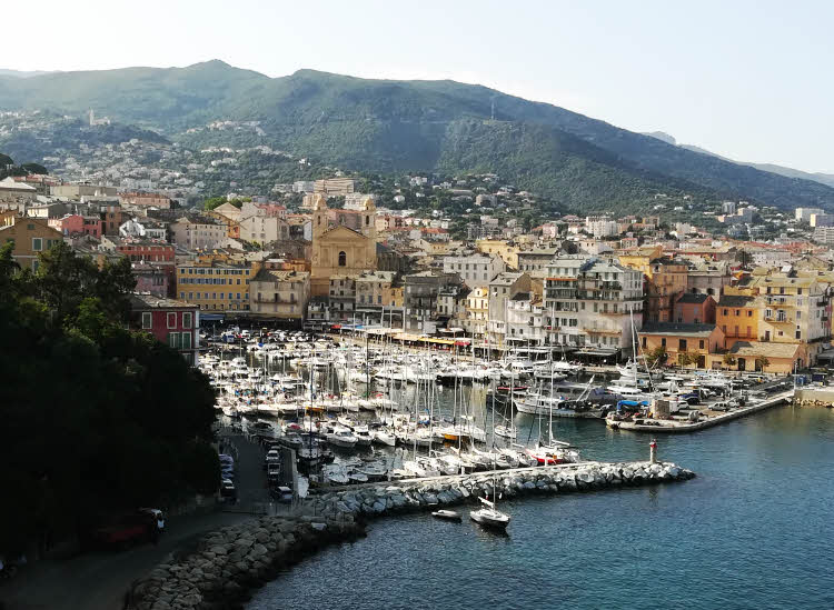 Vue sur le vieux port de Bastia depuis la terrasse de l'Hôtel des Gouverneurs. © ABCfeminin.com.