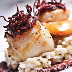 Recette noix de Saint-Jacques rôties au caramel ambré, risotto d’épeautre aux amandes Recette noix de Saint-Jacques rôties au caramel ambré, risotto d’épeautre aux amandes