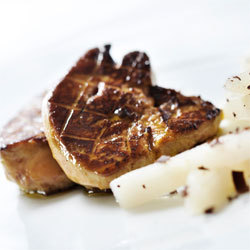 Recette de Grégory Cuilleron : foie gras poêlé et chutney de poire, copeaux de chocolat Recette de Grégory Cuilleron : foie gras poêlé et chutney de poire, copeaux de chocolat