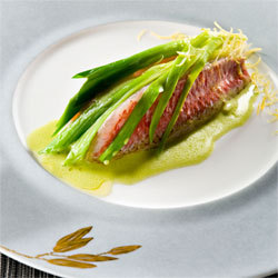 Recette de Jacques Chibois : Petit Rouget à la Fondue de Poireaux, Sauce Citron Vert au Noilly Prat Recette de Jacques Chibois : Petit Rouget à la Fondue de Poireaux, Sauce Citron Vert au Noilly Prat