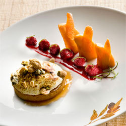 Recette de Jacques Chibois : tarte framboise et melon à l’orange meringuée de fruits secs & coulis Recette de Jacques Chibois : tarte framboise et melon à l’orange meringuée de fruits secs & coulis