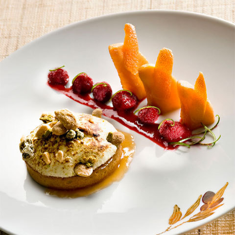Zoom recette de Jacques Chibois - tarte framboise et melon à l’orange meringuée de fruits secs & coulis