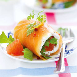 recette : roulés de saumon mariné au chèvre frais et pamplemousse recette : roulés de saumon mariné au chèvre frais et pamplemousse