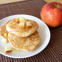 Recette de Solveig Darrigo Dartinet : pancakes à la pomme Antarès et coulis d’agave