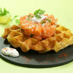 recette : tartare de saumon de Norvège, gaufre de pommes de terre, sauce aigrelette © Centre des Produits de la Mer de Norvège recette : tartare de saumon de Norvège, gaufre de pommes de terre, sauce aigrelette © Centre des Produits de la Mer de Norvège
