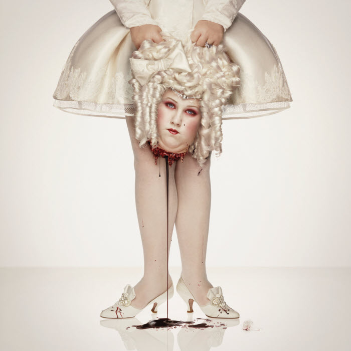 Erwin Olaf (Pays-Bas) Royal Blood Marie Antoinette † 1793, 2000, photographie chromogène, 74 × 74 cm. © Courtesy Rabouan Moussion et Erwin Olaf - Centre des monuments nationaux - Photo de presse. Erwin Olaf (Pays-Bas) Royal Blood Marie Antoinette † 1793, 2000, photographie chromogène, 74 × 74 cm. © Courtesy Rabouan Moussion et Erwin Olaf - Centre des monuments nationaux - Photo de presse.