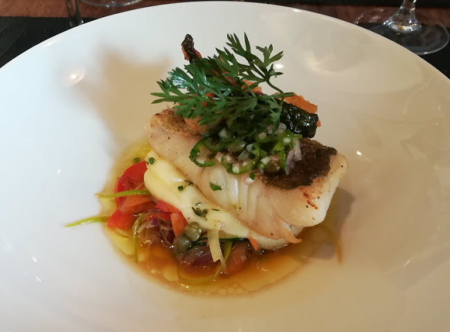 Filet de lieu jaune sur émincé de légumes au menu du Comptoir du Marché. Filet de lieu jaune sur émincé de légumes au menu du Comptoir du Marché.