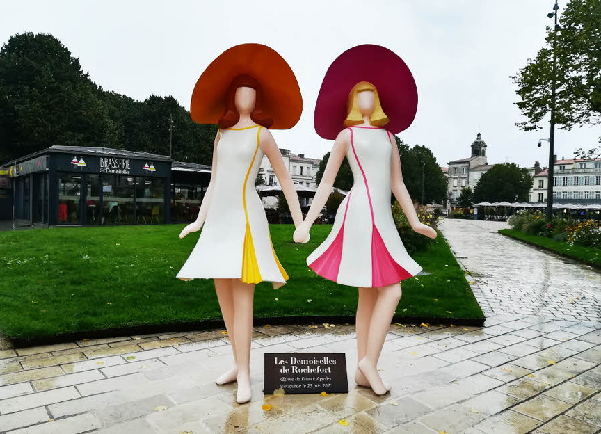 Place Colbert, à Rochefort, les Demoiselles de Rochefort immortalisées par l'artiste sculpteur Franck Ayroles © Chris Halusiak/ABCfeminin.com. Place Colbert, à Rochefort, les Demoiselles de Rochefort immortalisées par l'artiste sculpteur Franck Ayroles © Chris Halusiak/ABCfeminin.com.