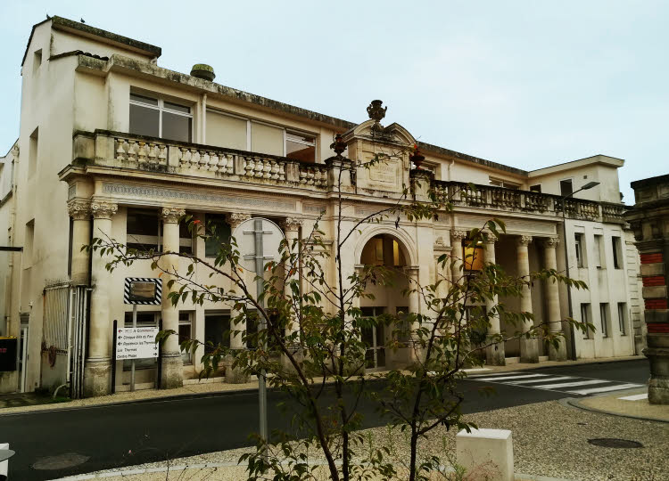 Les thermes historiques au cœur de Saujon en Charente-Maritime © ABCfeminin.com.