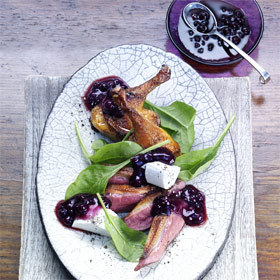 recette magrets de canard, salade de pousses d'épinards au fromage de chèvre et sauce myrtilles recette magrets de canard, salade de pousses d'épinards au fromage de chèvre et sauce myrtilles