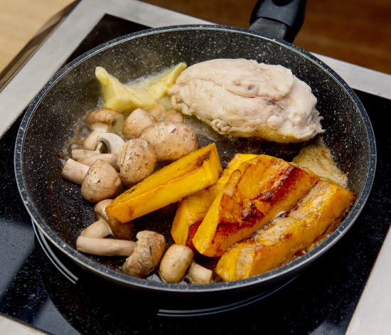 Cuisson recette poulet saumuré et potimarron du chef Florent Ladeyn. Cuisson recette poulet saumuré et potimarron du chef Florent Ladeyn.