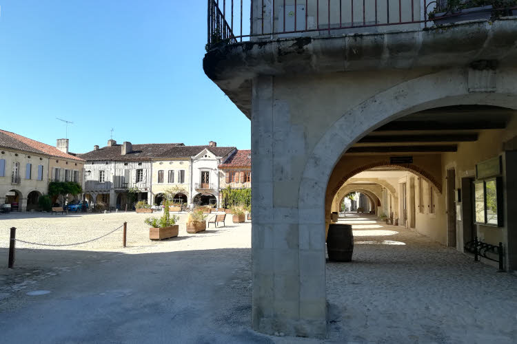 La place centrale de Labastide d'Armagnac dans les Landes. © ABCfeminin.com.