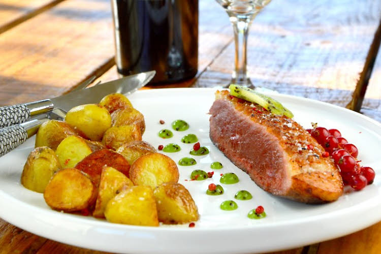 Magret de canard sauce Armagnac et kiwi de l’Adour. Magret de canard sauce Armagnac et kiwi de l’Adour.