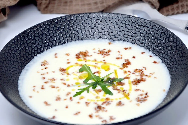 Recette de chef facile : gaspacho d’Asperges des Sables des Landes et chips de jambon de pays. Recette de chef facile : gaspacho d’Asperges des Sables des Landes et chips de jambon de pays.