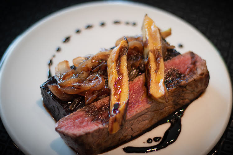 Filet de bœuf de Chalosse* Rossini et fondu d’oignon au Floc de Gascogne Filet de bœuf de Chalosse* Rossini et fondu d’oignon au Floc de Gascogne