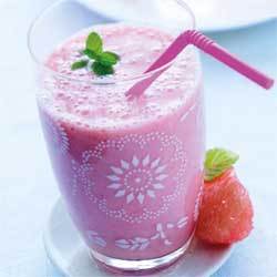 recette : smoothie pamplemousse, banane, fraises et gingembre © FDOC