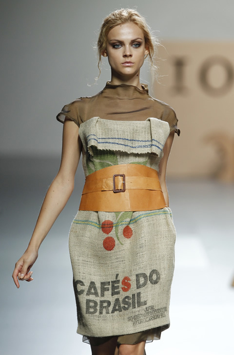 Robe en toile de jute - Collection Printemps-été 2012 Ion Fiz Robe en toile de jute - Collection Printemps-été 2012 Ion Fiz