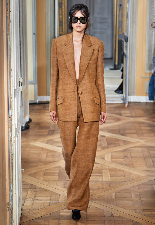 Look Olivier THEYSKENS - Costume femme à veste longue et pantalon large.Collecction printemps-été 2020.