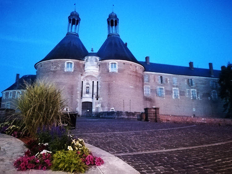 Le  château de Saint-Fargeau à la tombée de la nuit © ABCfeminin.com.