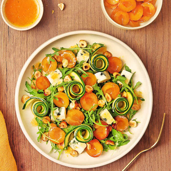 Salade de Mirabelles de Lorraine, courgettes marinées, roquefort et vinaigrette au pamplemousse © Croque-Madame Studio. Salade de Mirabelles de Lorraine, courgettes marinées, roquefort et vinaigrette au pamplemousse © Croque-Madame Studio.