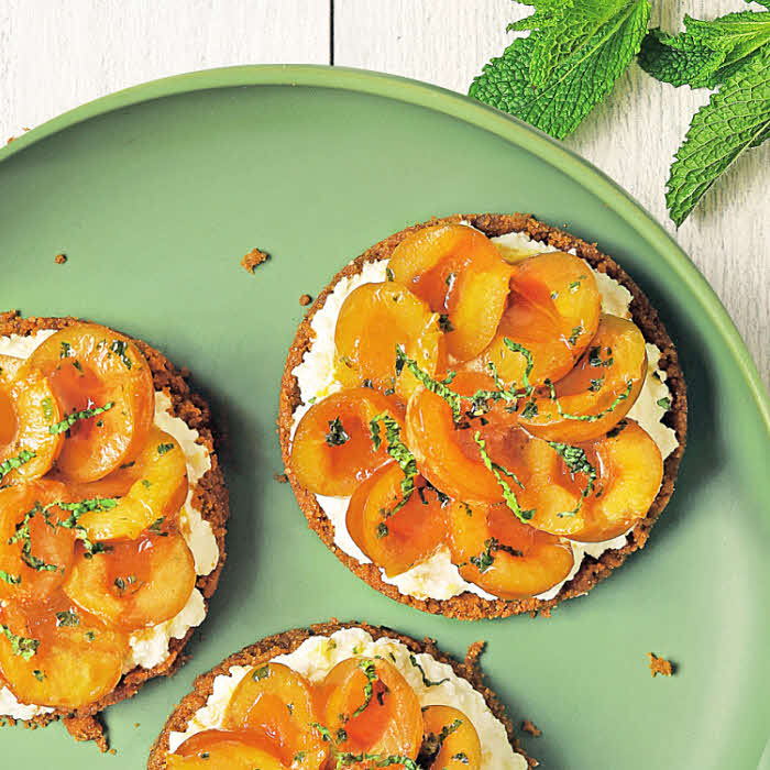 Tartelettes de Mirabelles de Lorraine sans cuisson, menthe et Spéculoos © Croque-Madame Studio. Tartelettes de Mirabelles de Lorraine sans cuisson, menthe et Spéculoos © Croque-Madame Studio.