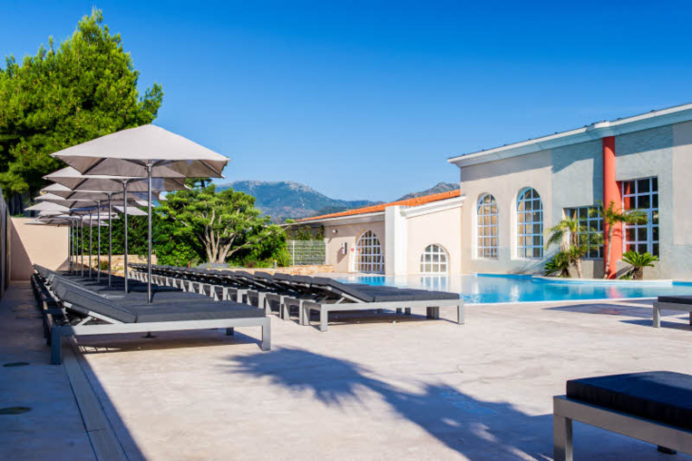 Côté Thalasso à Banyuls-sur-Mer - Sa piscine d'eau de mer et son solarium.