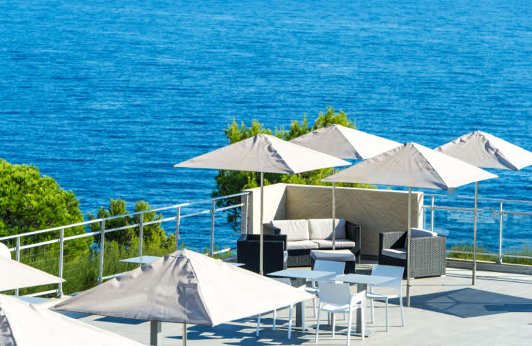 La terrasse avec vue sur la Méditerranée du restaurant B.66 de Côté Thalasso à Banyuls-sur-Mer.