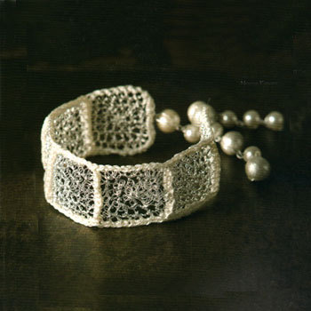 Bracelet en fil métallique crocheté, une création de Nanae Kimura extraite de 'Accessoires crochetés en fil métallique' Bracelet en fil métallique crocheté, une création de Nanae Kimura extraite de 'Accessoires crochetés en fil métallique'