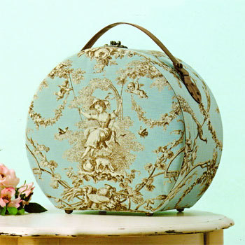 Valisette en carton, une création de Yumiko Sato extraite de 'Le Cartonnage des quatre saisons' Valisette en carton, une création de Yumiko Sato extraite de 'Le Cartonnage des quatre saisons'