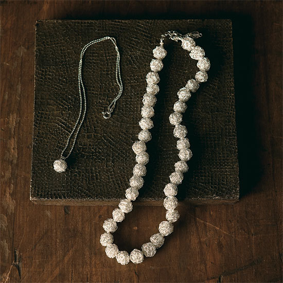 Collier boules à réaliser - Extrait de 'Accessoires crochetés en fil métallique' de Nanae Kimura