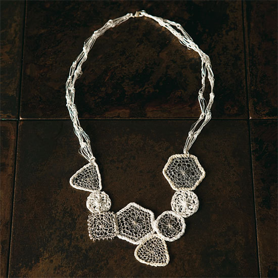 Collier à réaliser - Extrait de 'Accessoires crochetés en fil métallique' de Nanae Kimura Collier à réaliser - Extrait de 'Accessoires crochetés en fil métallique' de Nanae Kimura