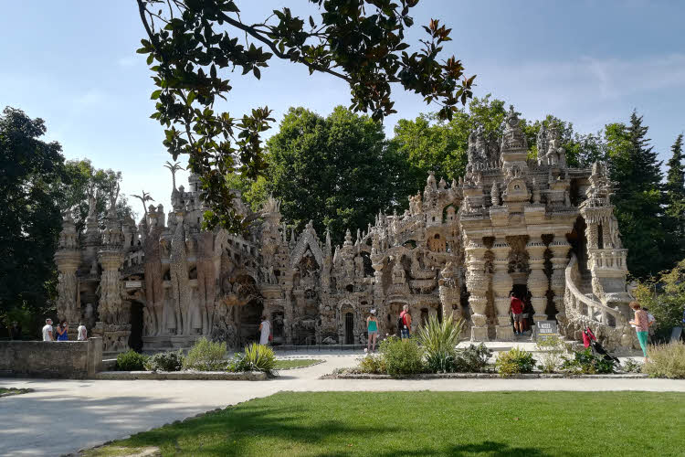 À Hauterives : le Palais Idéal du facteur Ferdinand Cheval © ABCfeminin.com. À Hauterives : le Palais Idéal du facteur Ferdinand Cheval © ABCfeminin.com.