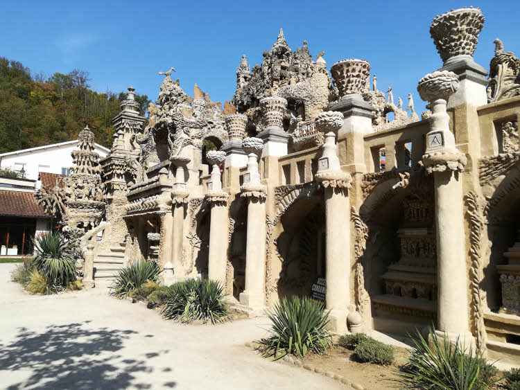 Façade ouest du Palais Idéal du facteur Cheval © ABCfeminin.com.