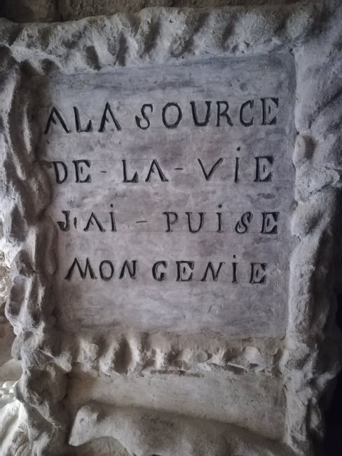 Une des nombreuses épigraphes gravées sur l'édifice, le Palais Idéal du facteur Cheval. © ABCfeminin.com. Une des nombreuses épigraphes gravées sur l'édifice, le Palais Idéal du facteur Cheval. © ABCfeminin.com.