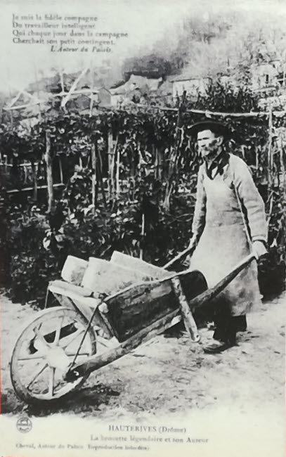 Ferdinand Cheval et sa brouette, sa compagne de labeur. Carte postale, vers 1905. Collection Palais Idéal.