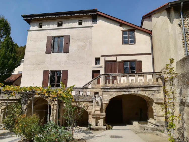 La maison du facteur Cheval à proximité de son "Palais Idéal". © ABCfeminin.com.