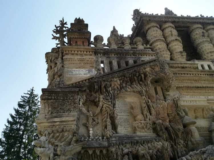 Détail de la face nord du Palais Idéal du facteur Cheval © ABCfeminin.com.