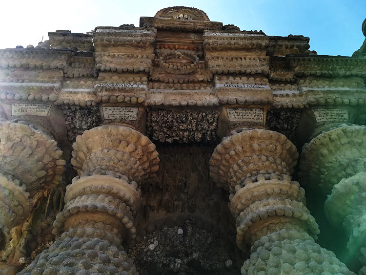 Détail des colonnes qui ornent le haut de la façade nord du Palais Idéal du Facteur Cheval © ABCfeminin.com. Détail des colonnes qui ornent le haut de la façade nord du Palais Idéal du Facteur Cheval © ABCfeminin.com.