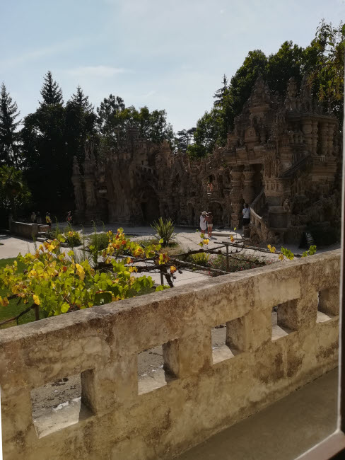 Vue sur le Palais Idéal depuis une fenêtre de la ville Villa Alicius © ABCfeminin.com.