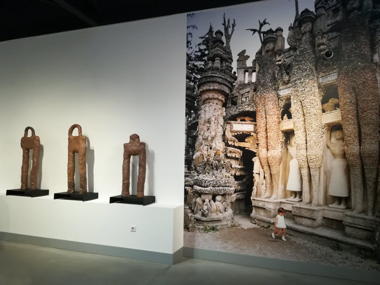 Bâtisseurs chimériques, des oeuvres de Robert Doisneau et de Simone Fattal :présentées en 2020 dans l'Espace Muséographique du Palais Idéal du Facteur Cheval © ABCfeminin.com. Bâtisseurs chimériques, des oeuvres de Robert Doisneau et de Simone Fattal :présentées en 2020 dans l'Espace Muséographique du Palais Idéal du Facteur Cheval © ABCfeminin.com.