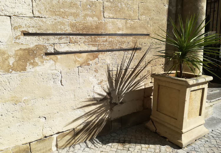 Toises métalliques qui servaient à la mesure des tissus sur le mur de l'Hôtel de Ville de Beaucaire © ABCfeminin.com.