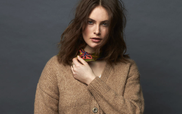 MODELE EXPLIQUE - Gilet jersey à encolure en V à tricoter © Plassard. MODELE EXPLIQUE - Gilet jersey à encolure en V à tricoter © Plassard.