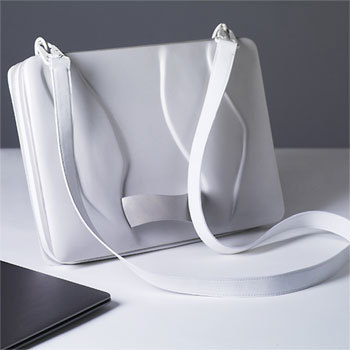 'Bag with organic surface structure' de Julia Thomas