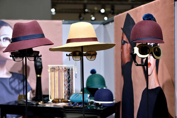 TENDANCE couvre-chefs et chapeaux - collection automne-hiver 2013-2014 TENDANCE couvre-chefs et chapeaux - collection automne-hiver 2013-2014
