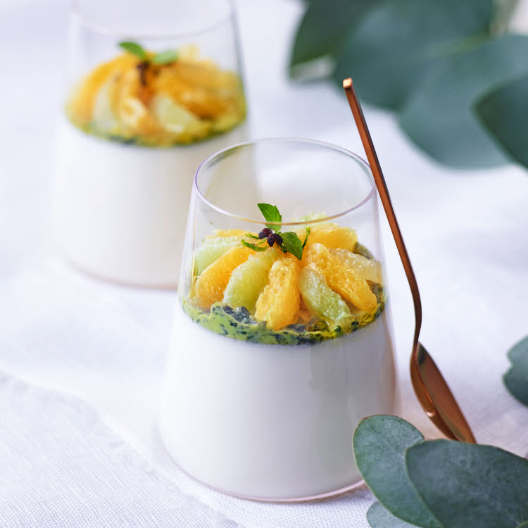 Recette de Panna cotta aux agrumes et au coulis basilic. Dessert de fête de la Maison Brémond 1830. Recette de Panna cotta aux agrumes et au coulis basilic. Dessert de fête de la Maison Brémond 1830.