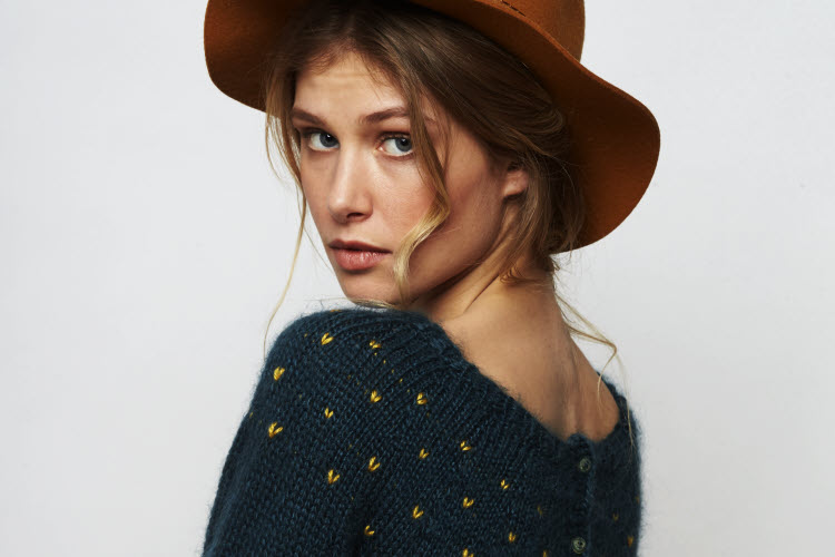 MODELE EXPLIQUE - Cardigan réversible en maille douce à tricoter © Plassard.