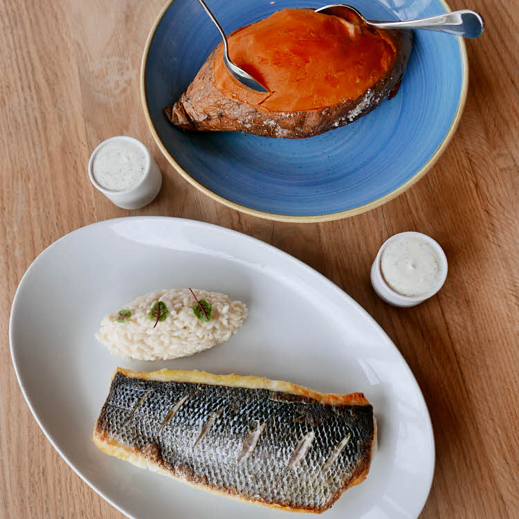 Menu de Guy Martin pour la Saint-Valentin. Le plat : Dos de bar sauvage, risotto, patate douce confite. Menu de Guy Martin pour la Saint-Valentin. Le plat : Dos de bar sauvage, risotto, patate douce confite.