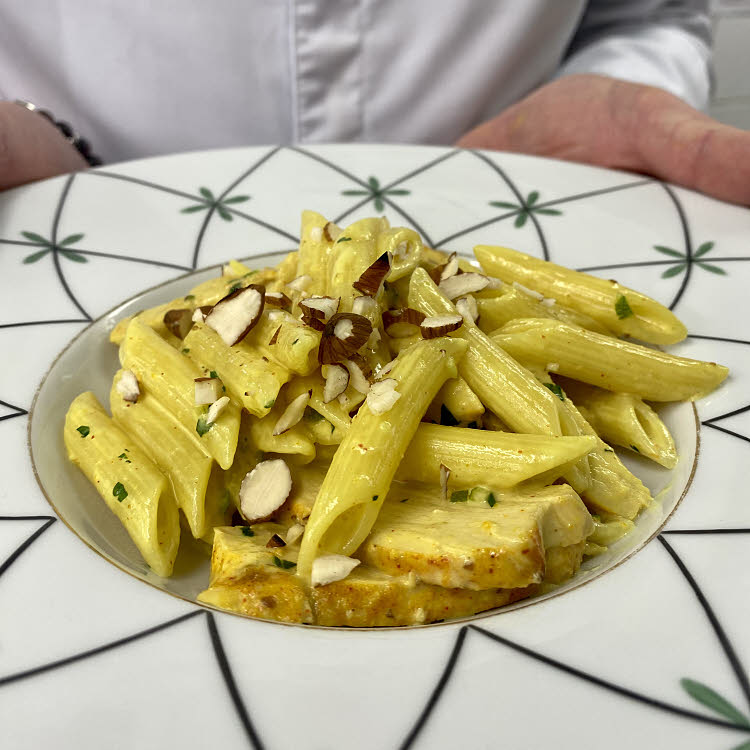 Recette du chef Guy Martin : penne et blancs de poulet tandoori au lait de coco.