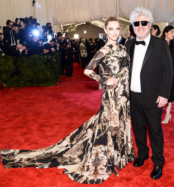 Amanda Seyfried et Pedro Almodovar en Givenchy  par Riccardo Tisci