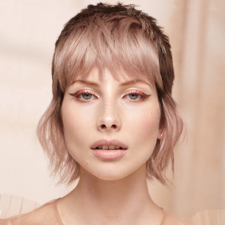 Coupe et coiffure cheveux mi-longs REVLON Professionnel - Printemps-été 2021.